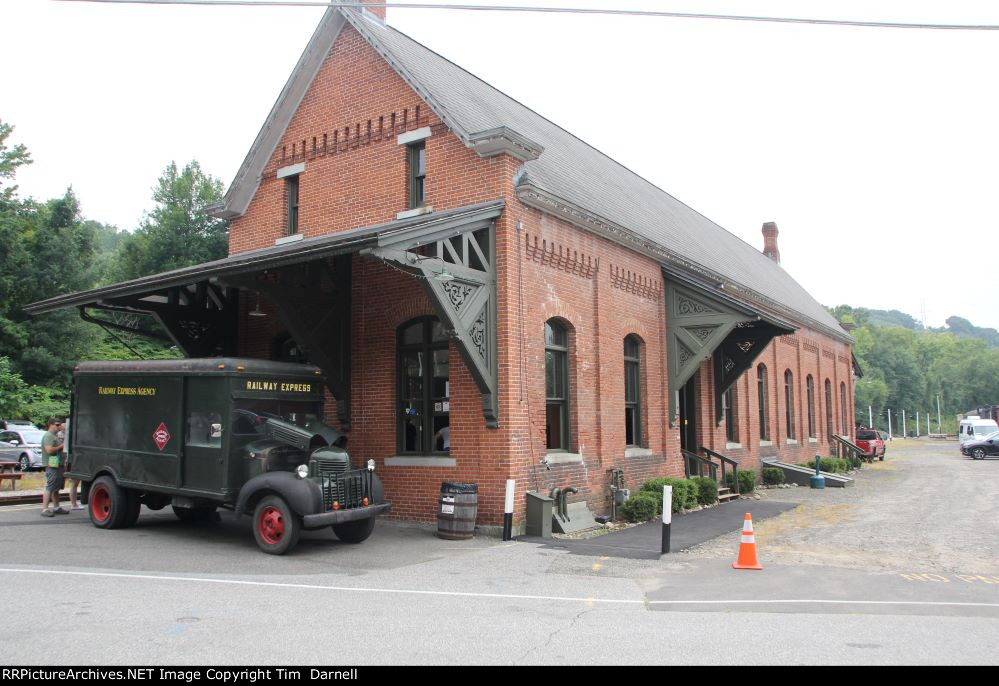 Thomaston Depot & REA Express truck